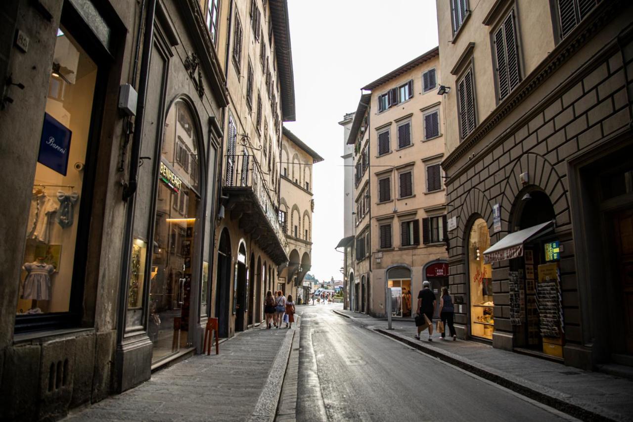 Studio In Tornabuoni Within A Renaissance Building Apartman Firenze Kültér fotó